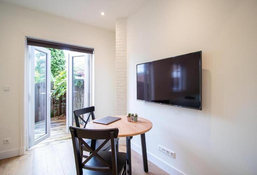 إستوديو قياسى مزودة بتراس, Escamp Apartments