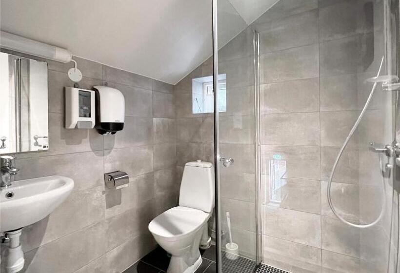 غرفة عائلية, Solneset Farm