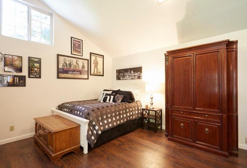 Standart Oda, Willow Glen Private Studio   1 Queen Bed And 1 Queen Inflatable