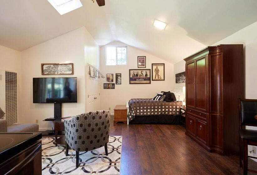 Standart Oda, Willow Glen Private Studio   1 Queen Bed And 1 Queen Inflatable