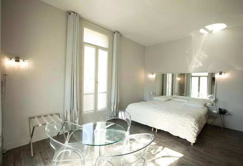 سوییت, De Paris