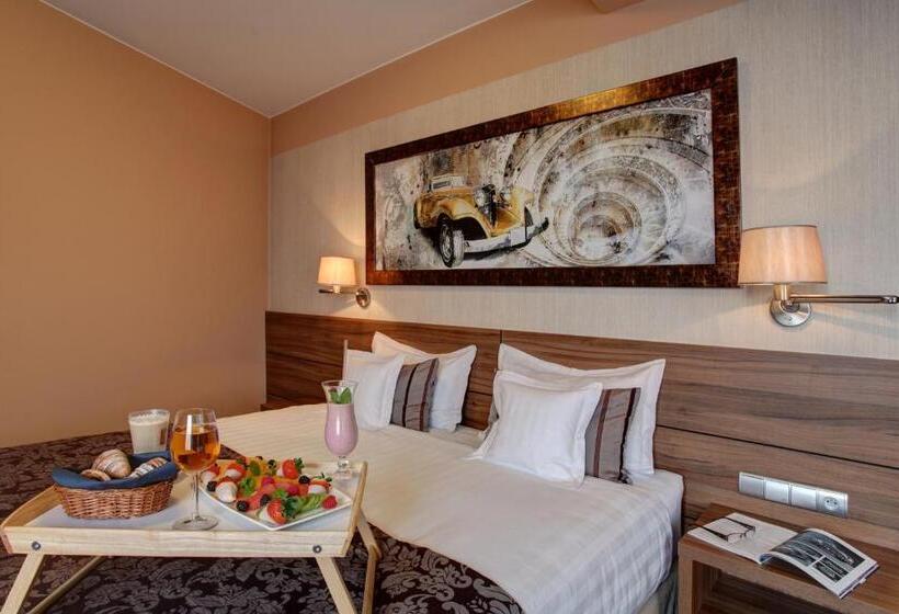 주니어 스위트, Haston City