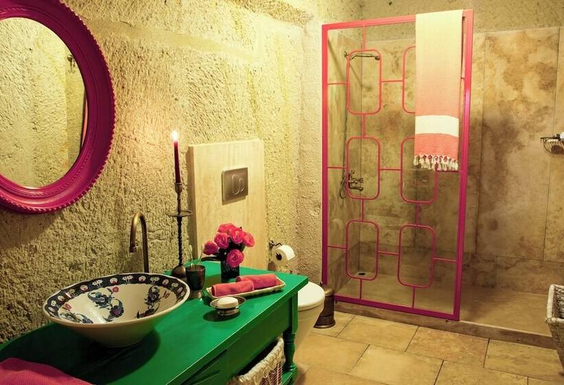 סוויטה, Hezen Cave