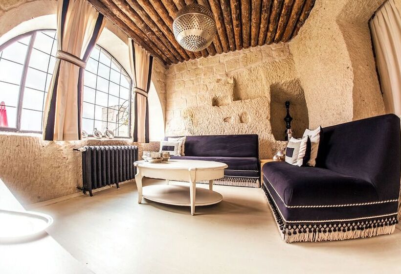 סוויטת סופריור, Hezen Cave