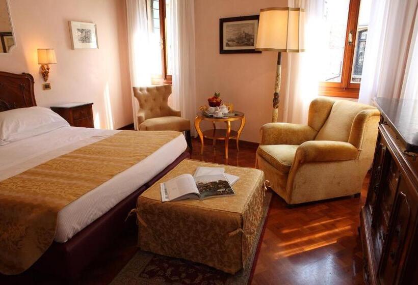 اتاق استاندارد سه نفره, Pensione Accademia  Villa Maravege