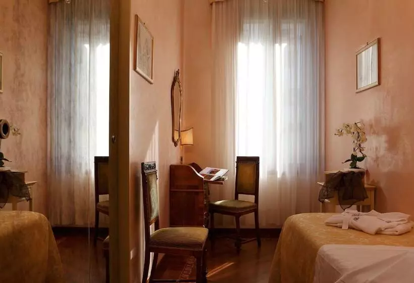 اتاق استاندارد یک نفره, Pensione Accademia  Villa Maravege