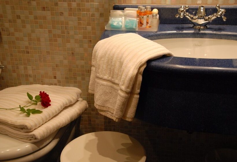 اتاق استاندارد سه نفره, Pensione Accademia  Villa Maravege