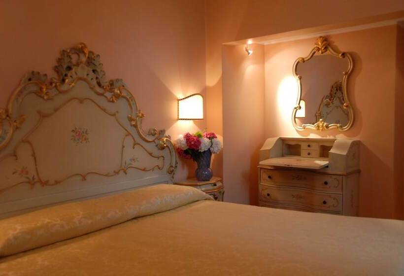 اتاق استاندارد سه نفره, Pensione Accademia  Villa Maravege