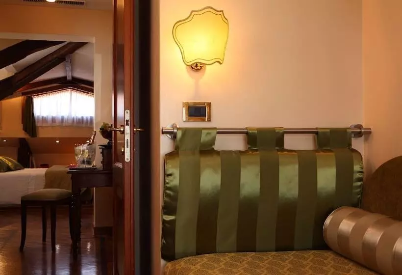 اتاق استاندارد چهار تخته, Pensione Accademia  Villa Maravege
