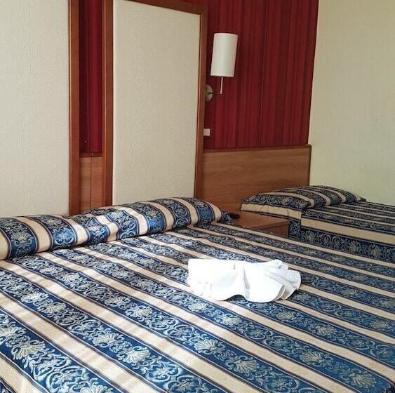 غرفة سوبيريور ثلاثية, Promenade Universale