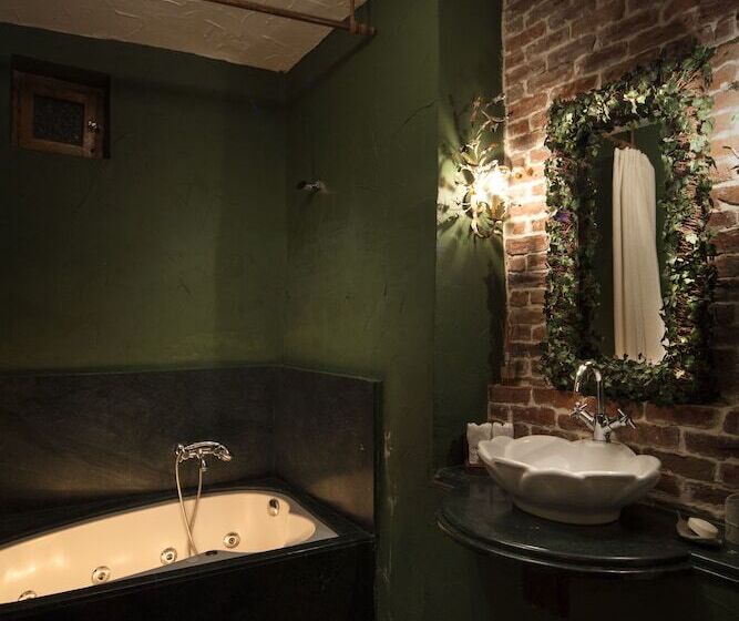 豪华房间, Sacred House