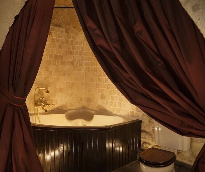 豪华房间, Sacred House