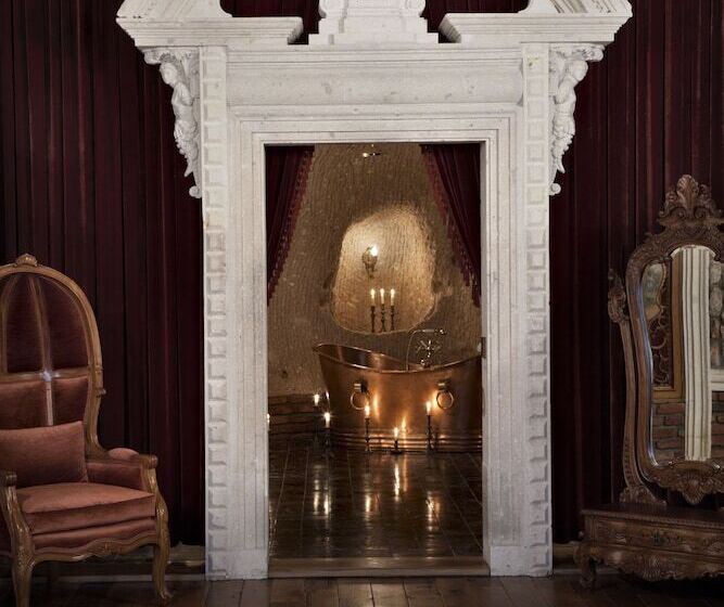 套房, Sacred House