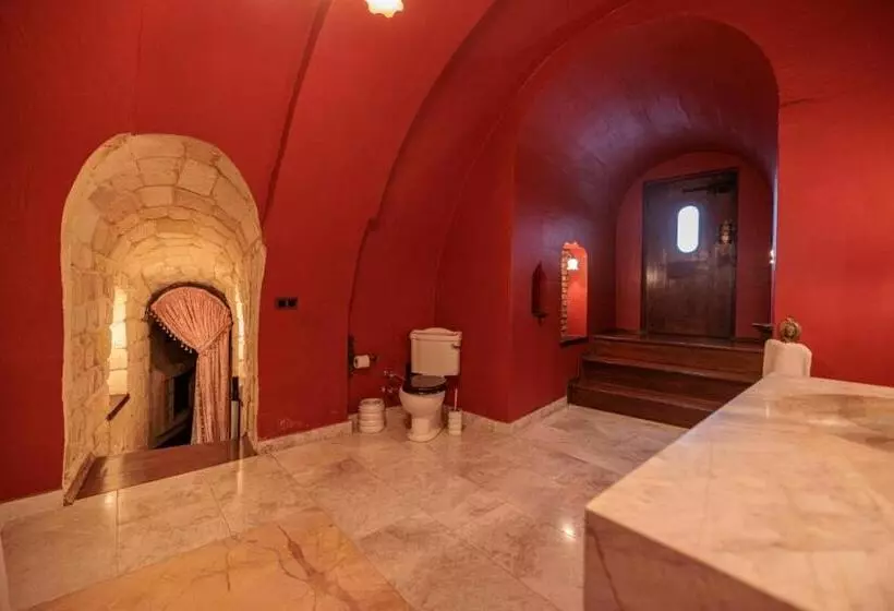 اتاق سوپریور, Sacred House