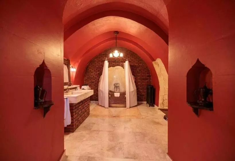 اتاق سوپریور, Sacred House