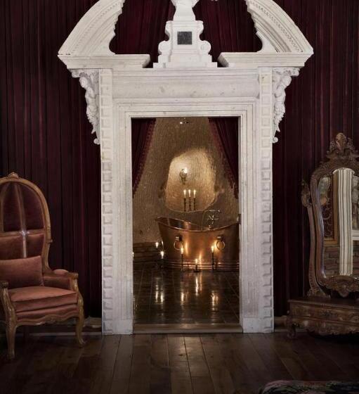 套房, Sacred House