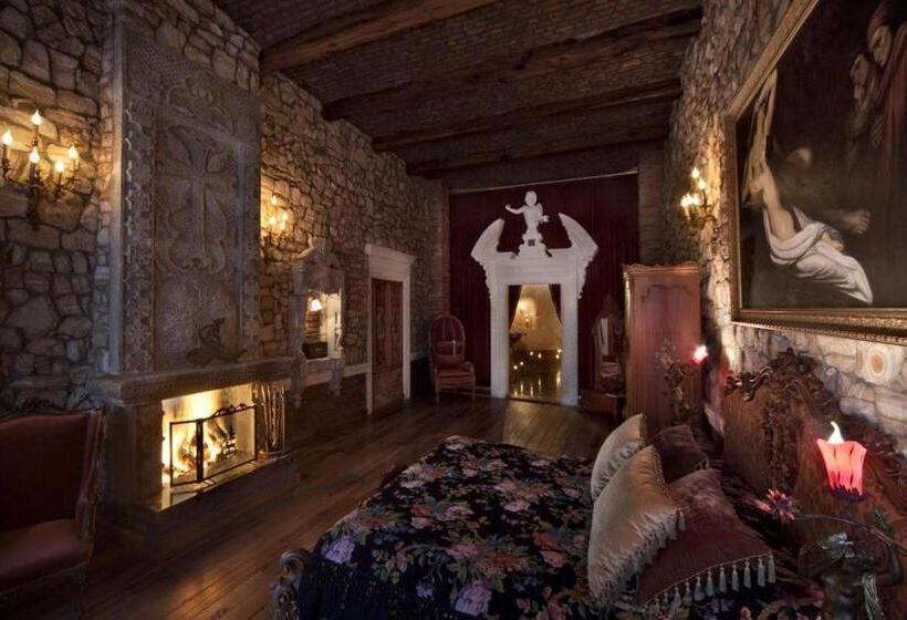 套房, Sacred House