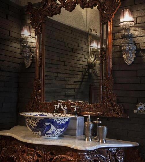 套房, Sacred House