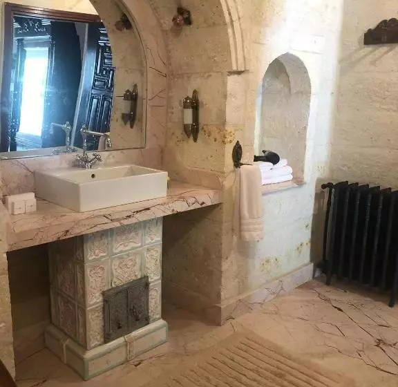 اتاق لوکس, Sacred House