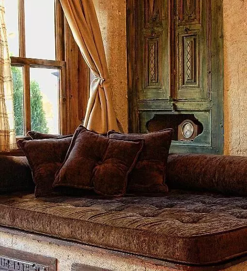 اتاق لوکس, Sacred House