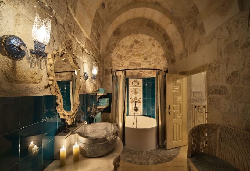 高级大房间, Sacred House