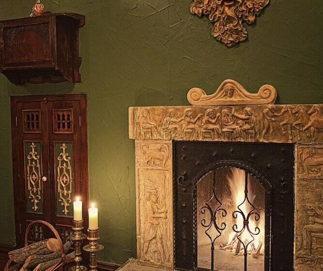 高级大房间, Sacred House