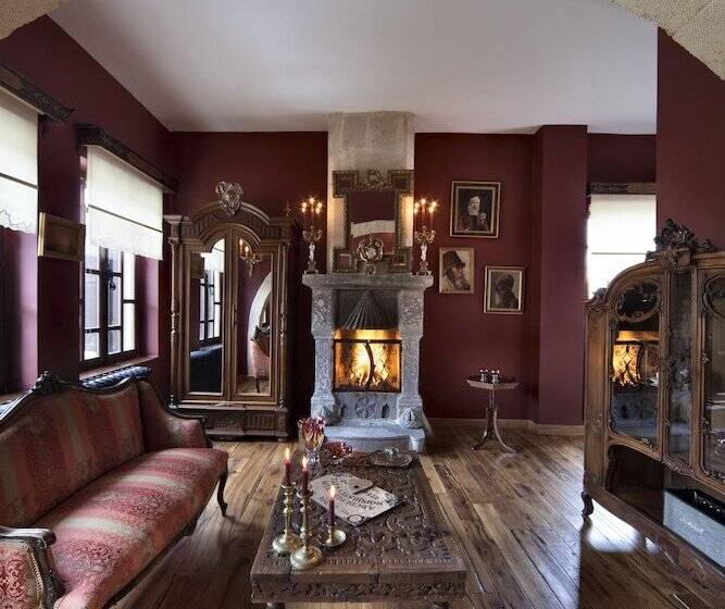 高级大房间, Sacred House