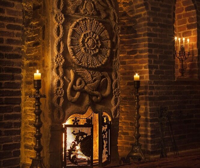 套房, Sacred House