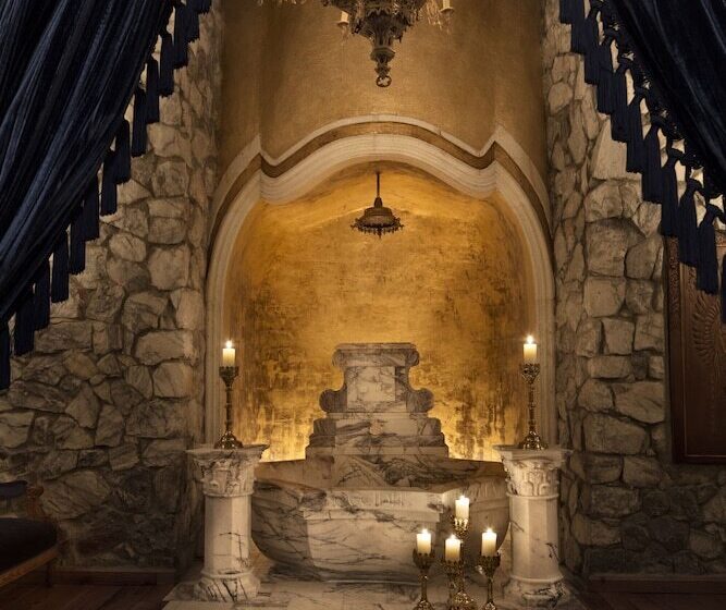 套房, Sacred House