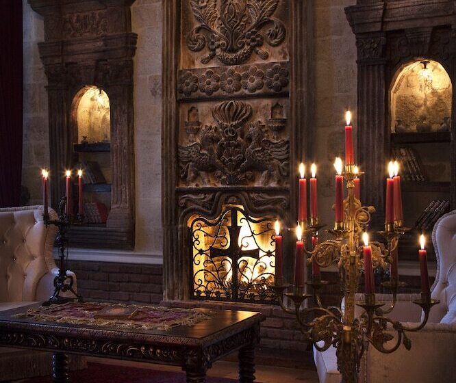 套房, Sacred House