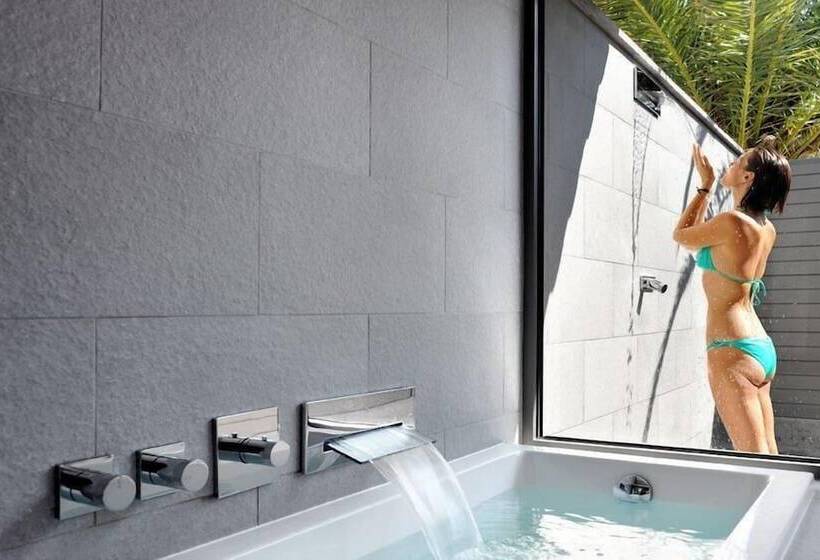 Номер Basic, Sezz Saint Tropez