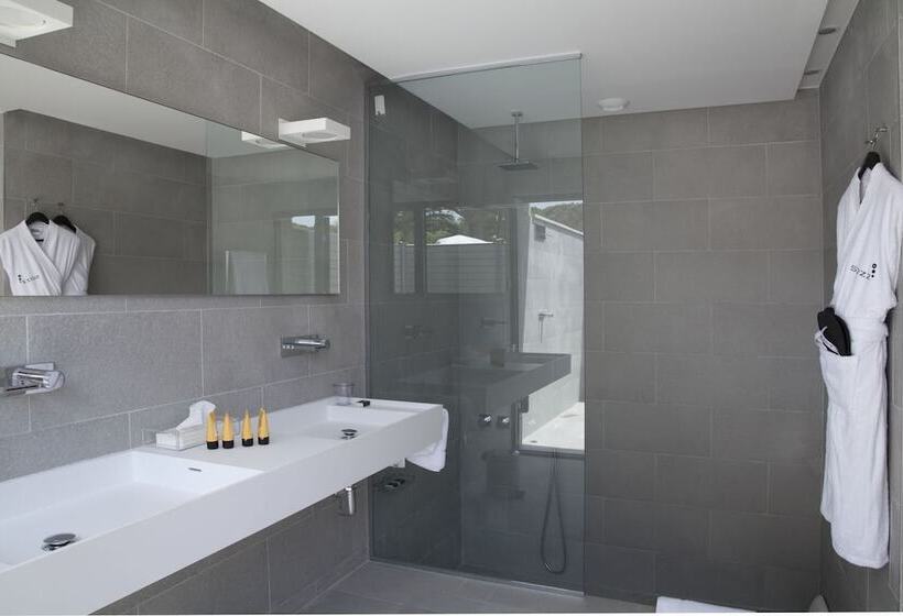 Номер Basic, Sezz Saint Tropez