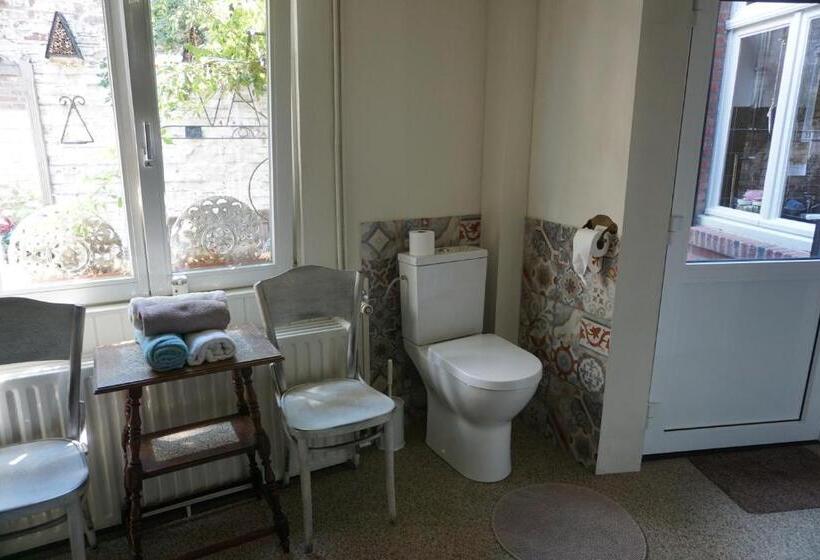 חדר דלוקס לארבעה, De Bezige Bij