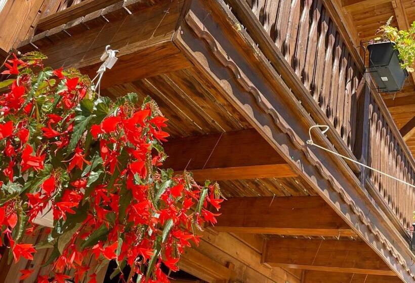 חדר לארבעה סטנדרטי עם מרפסת, Le Chalet