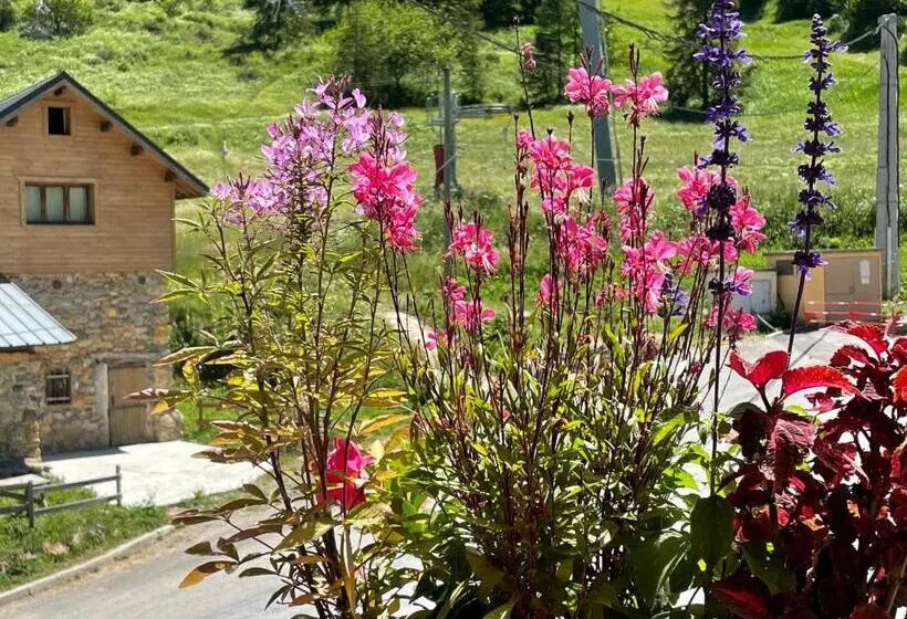 Standard Neljän Hengen Huone Parveke, Le Chalet