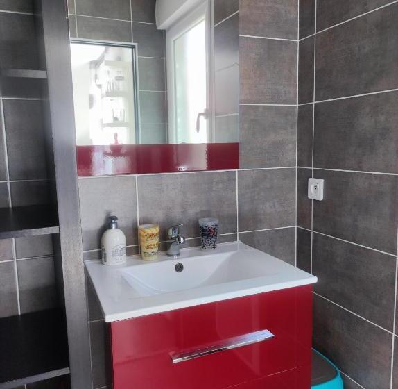 غرفة قياسية مع حمام خارجي, Chambre Et Salle D Eau Dans Dépendance 20 M2, Vélos