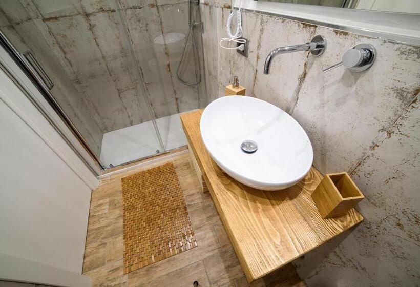 חדר משפחתי דלוקס, Forese House