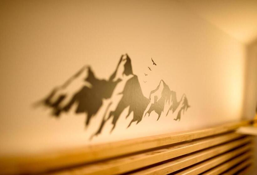 חדר משפחתי דלוקס, Forese House