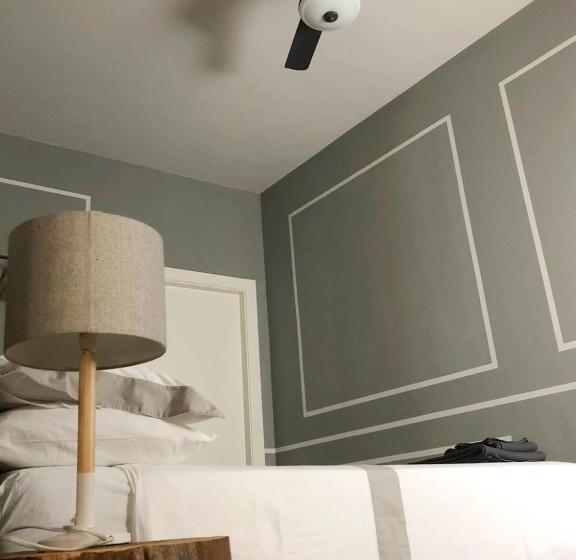 חדר סטנדרט, Momi