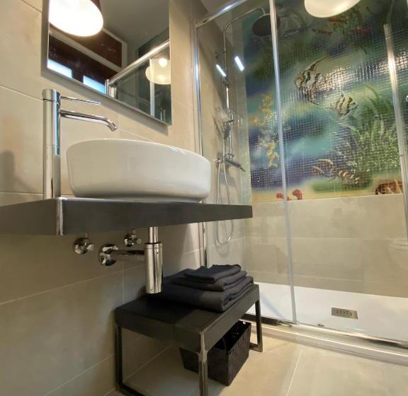 חדר סטנדרט, Momi