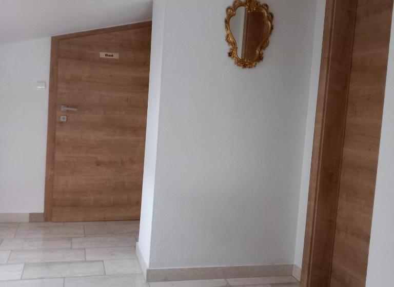 חדר משפחתי, Pension Alpina