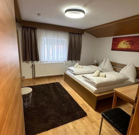 חדר משפחתי, Pension Alpina