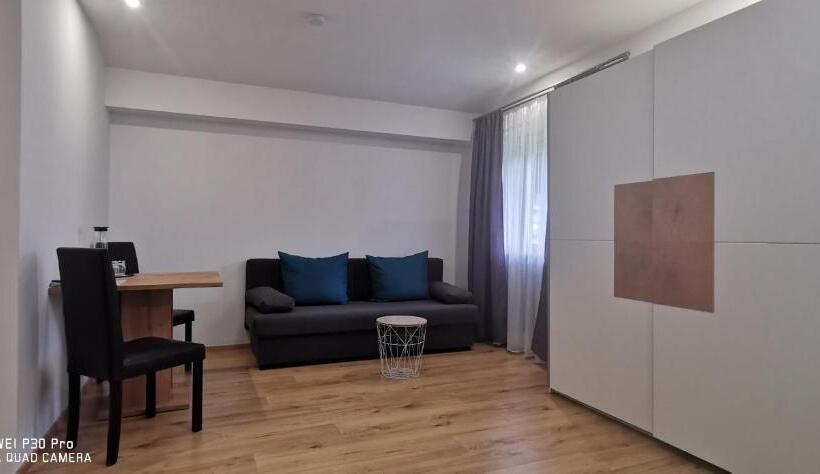 חדר קלאסי לשלושה, Pension Alpina