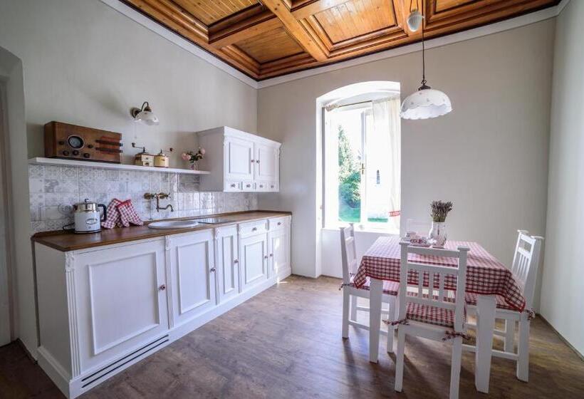 جناح مزوَّد بشرفة, Pension Grantl