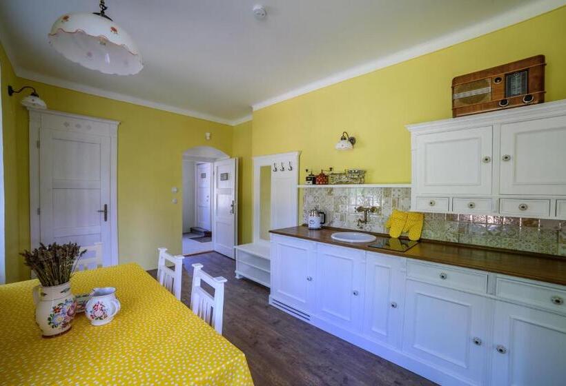 جناح مطلّ علي الجبل, Pension Grantl