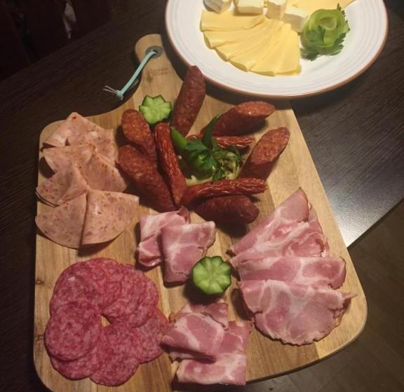 패밀리 룸, Apartman Donau Tát