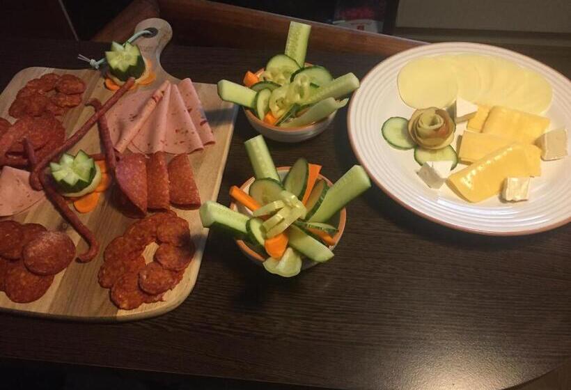 패밀리 룸, Apartman Donau Tát