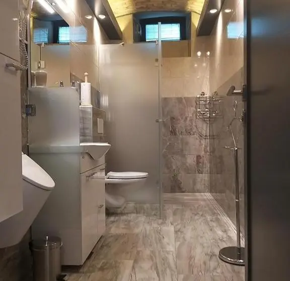 اتاق استاندارد سه نفره, Centralcityrooms