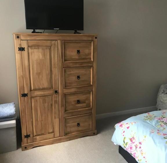 غرفة قياسية لذوى الاحتياجات الخاصة, Sir Andrew Murray House