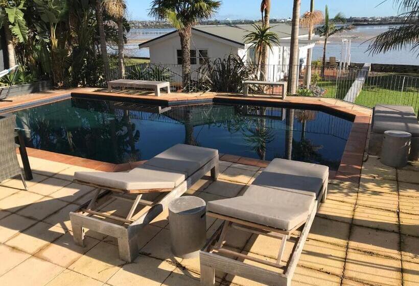 スタンダードバンガロー, The Boat House